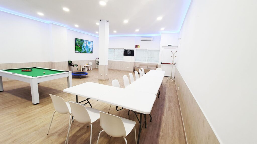 sala para adultos y niños mayores de 6 a 11